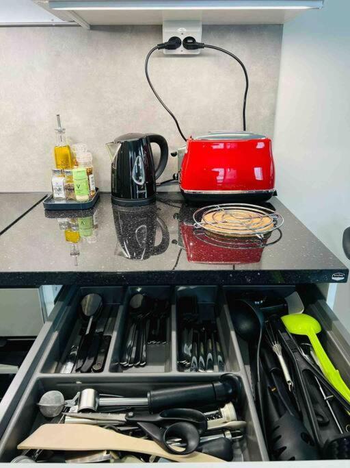 Apartment Near The Train Station, Free Parking &Netflix กัวปิโอ ภายนอก รูปภาพ
